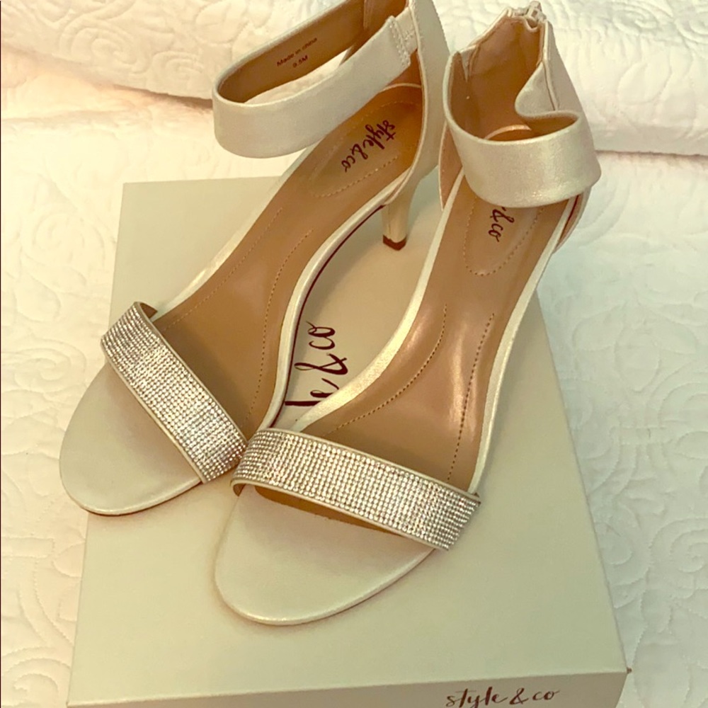 🥂🍾Champagne and rhinestone heels
